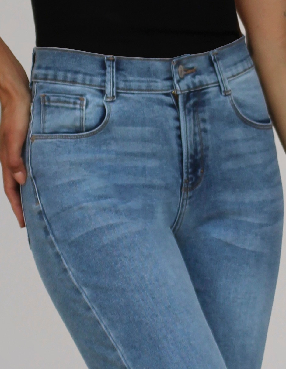 Jeans straight corte media cintura para mujer 6